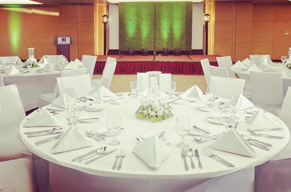 Quest Serviced Residences Cebu Exteriör bild